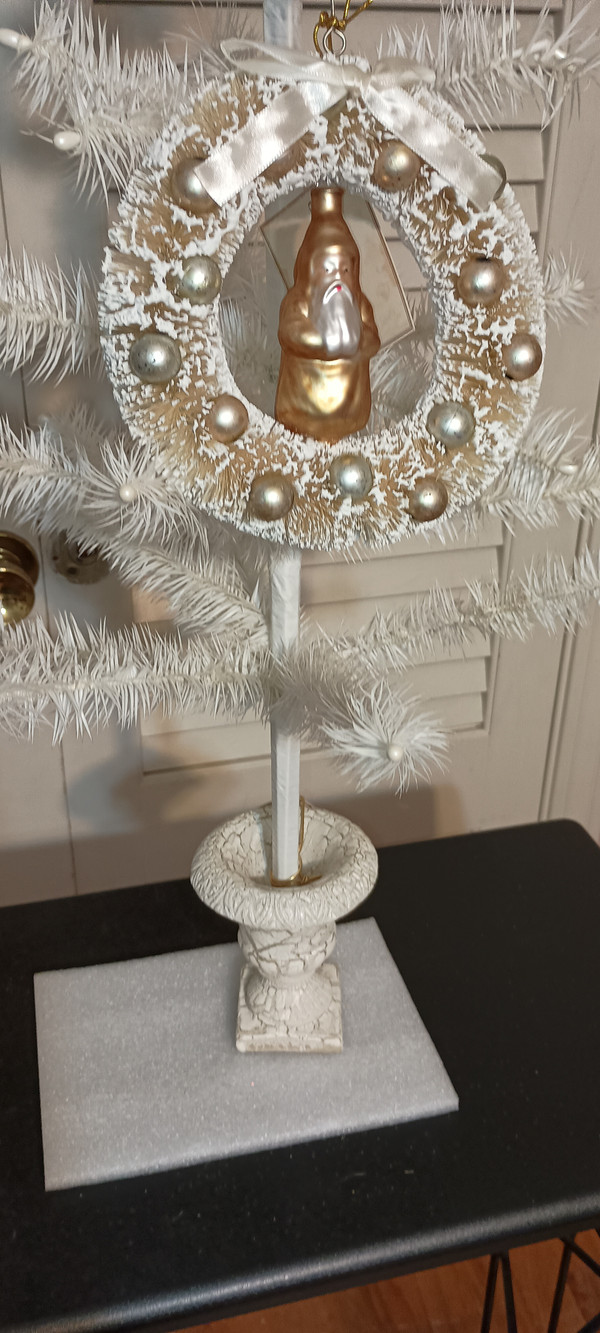 BETHANY LOWE- 2025 GOLD BELSNICKEL WREATH ORNAMENT- NEW