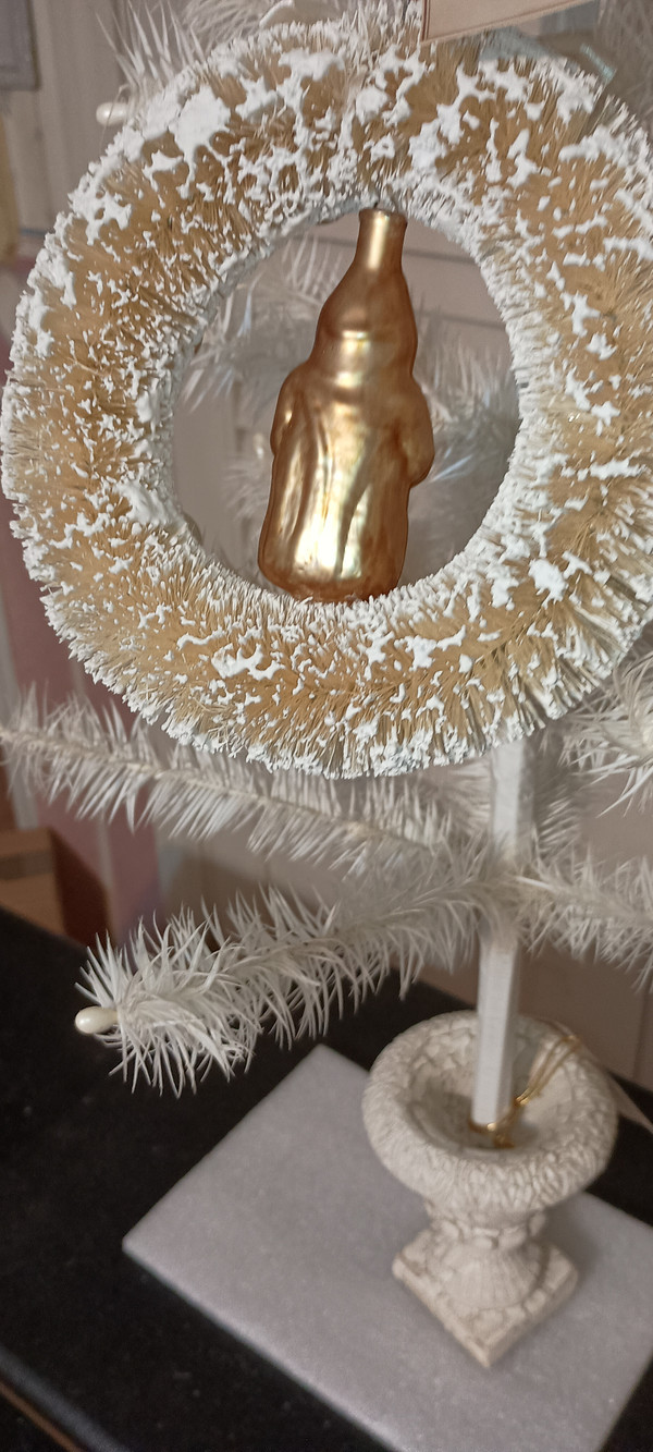 BETHANY LOWE- 2025 GOLD BELSNICKEL WREATH ORNAMENT- NEW