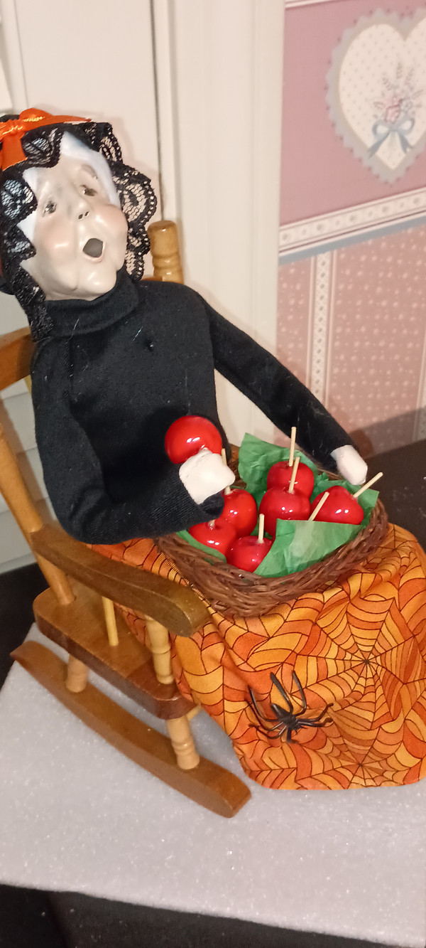 BYERS CHOICE CAROLER-HALLOWEEN-2025-WITCH IN ROCKING CHAIR.NEW