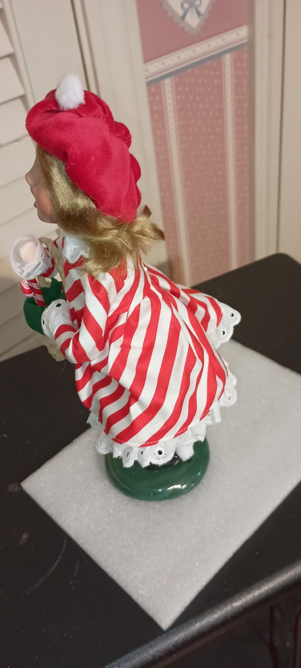 BYERS CHOICE CAROLERS-2025-CANDY CANE GIRL-NEW