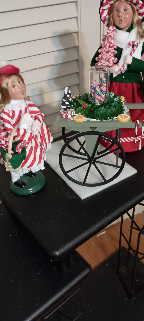 BYERS CHOICE CAROLERS-2025-CANDY CANE GIRL-NEW