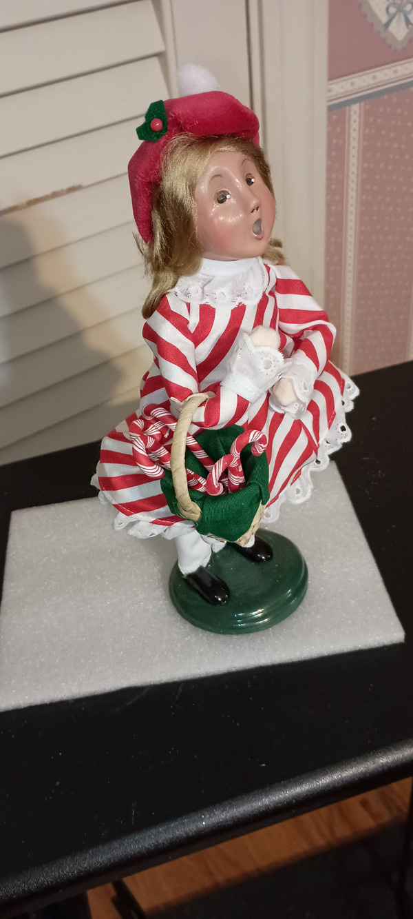 BYERS CHOICE CAROLERS-2025-CANDY CANE GIRL-NEW