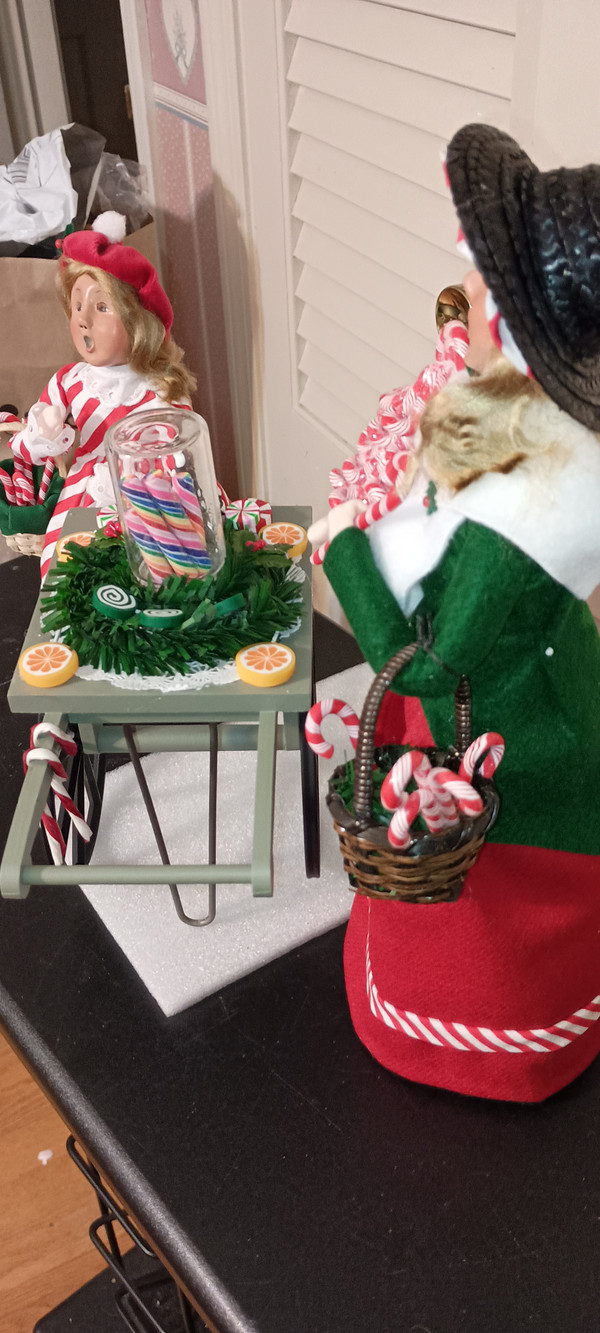 BYERS CHOICE CAROLERS-2025-CANDY CANE GIRL-NEW