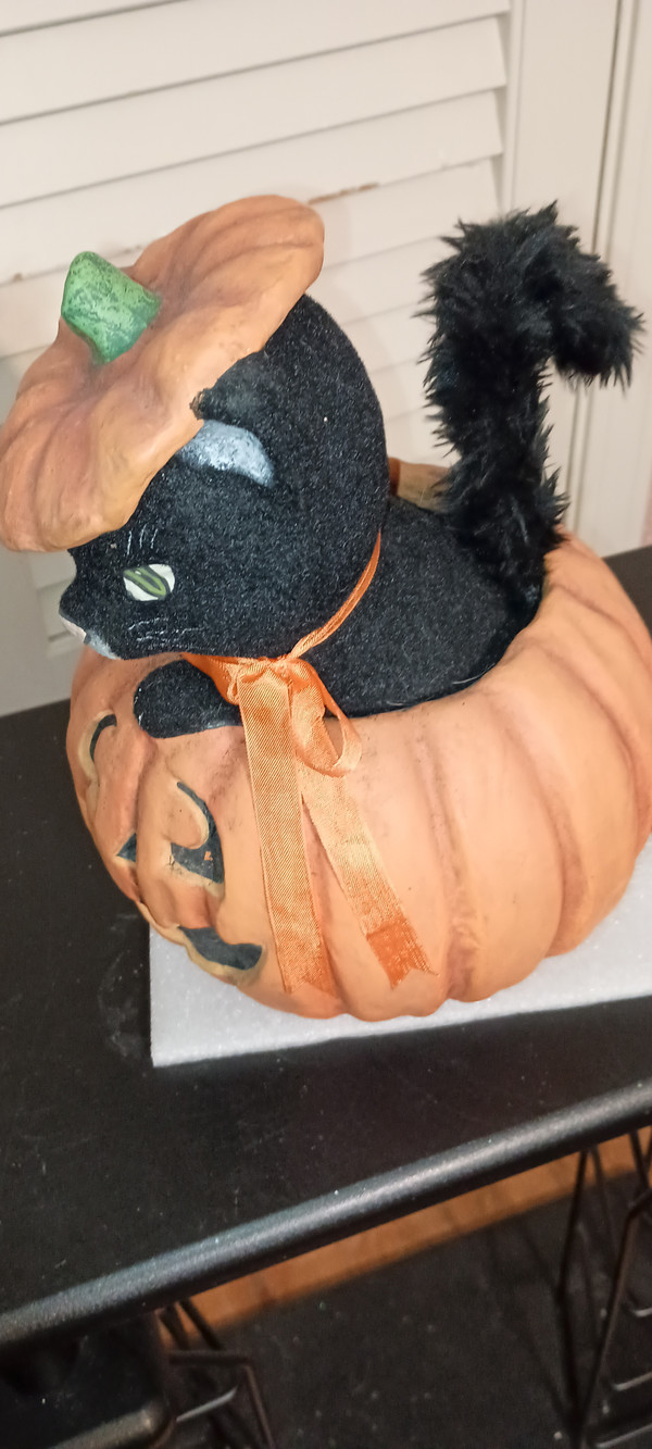 BETHANY LOWE-HALLOWEEN- 2024- KITTY CAT IN JAK-O-LANTERN FIGURE-NEW