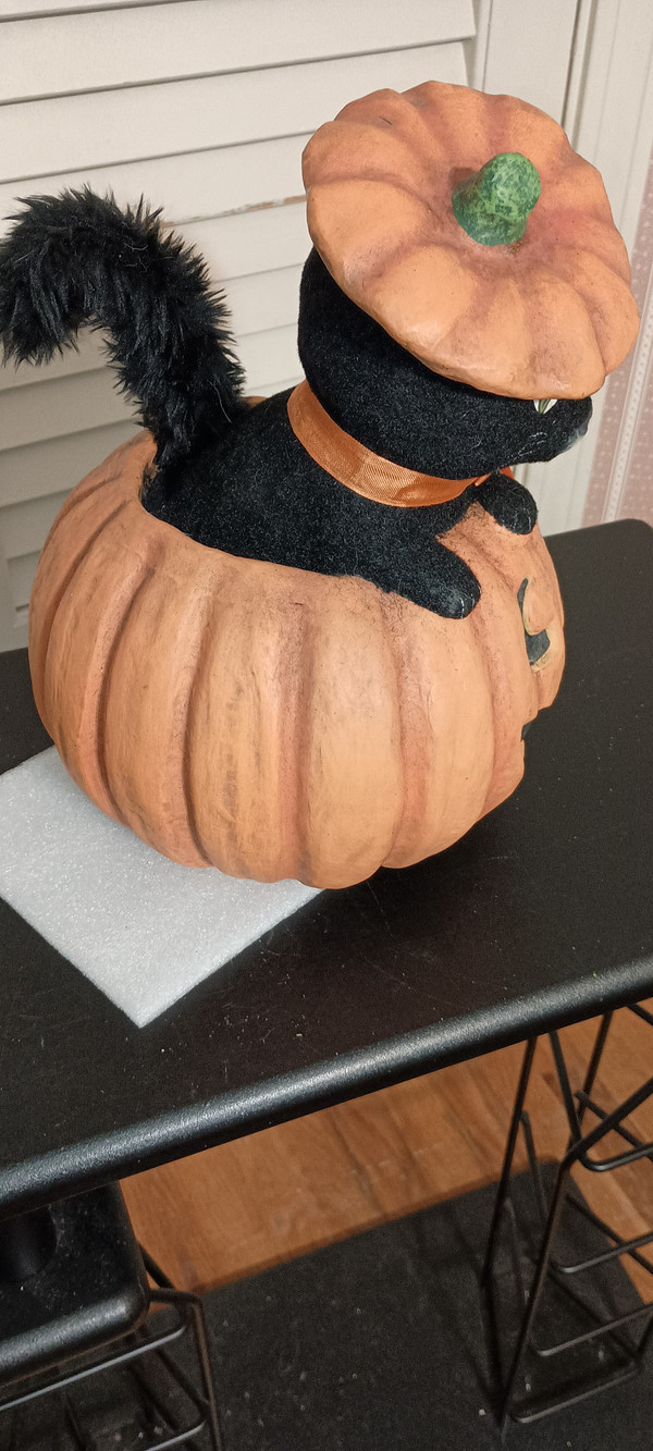 BETHANY LOWE-HALLOWEEN- 2024- KITTY CAT IN JAK-O-LANTERN FIGURE-NEW