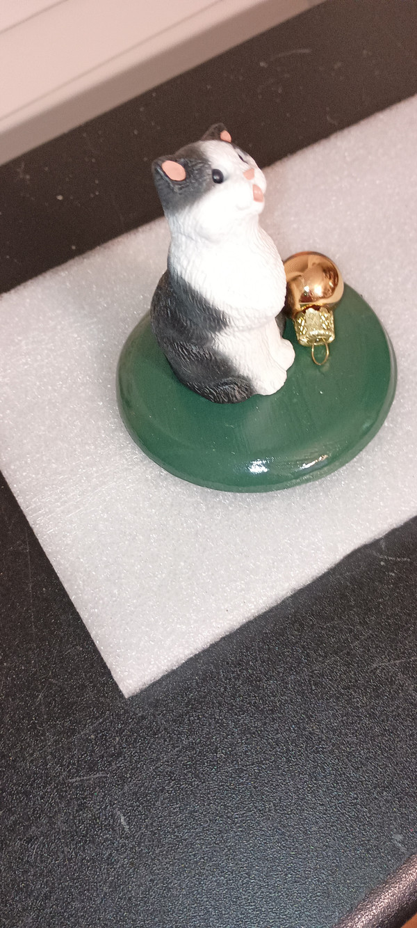 BYERS CHOICE CAT ACCESSORY-2025 MILLIE CAT WITH ORNAMENT-NEW