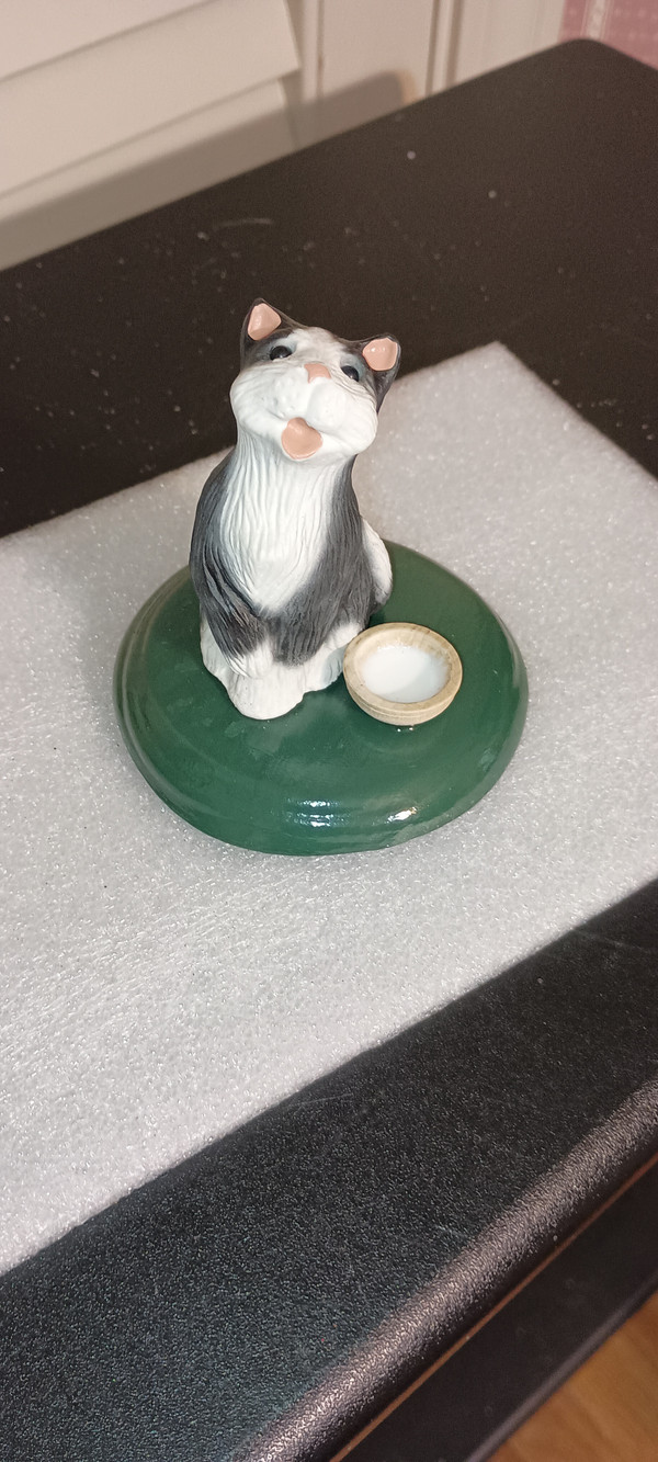 BYERS CHOICE ACCESSORIES-TUXEDO CAT WITH SAUCER OF MILK-NEW-2025