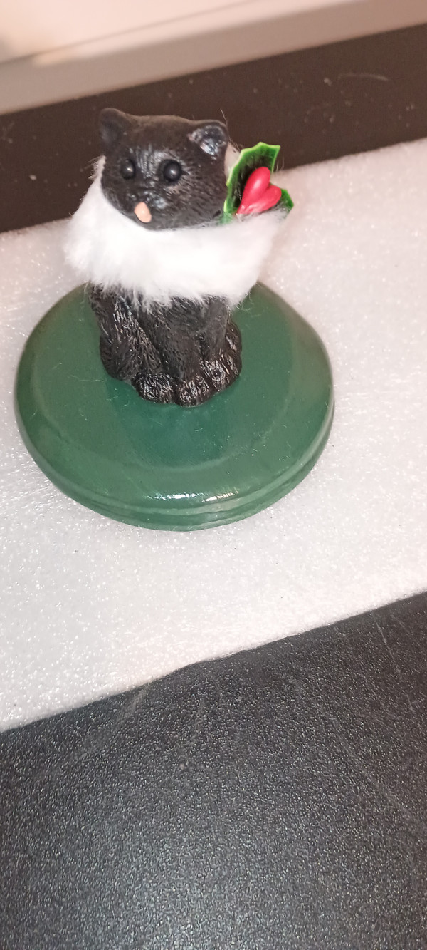 BYERS CHOICE CAROLERS ACCESSORY-BLACK CAT WITH FUR COLLAR-NEW-2025