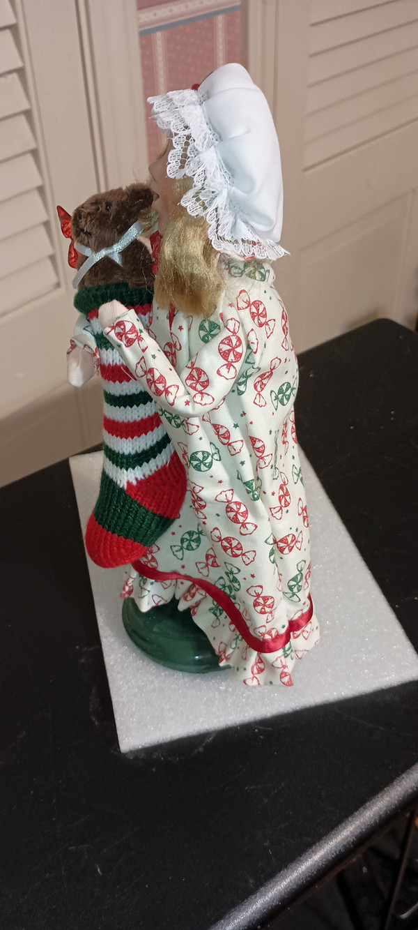 BYERS CHOICE CAROLER-STOCKING FAMILY GIRL-NEW 2025