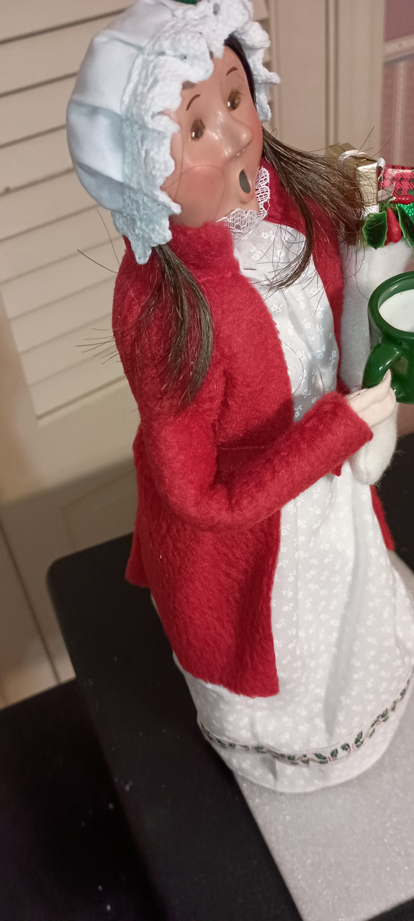 BYERS CHOICE CAROLER-STOCKING FAMILY-WOMAN-NEW-2025