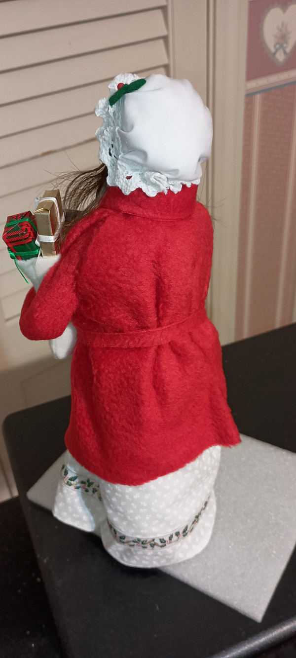 BYERS CHOICE CAROLER-STOCKING FAMILY-WOMAN-NEW-2025