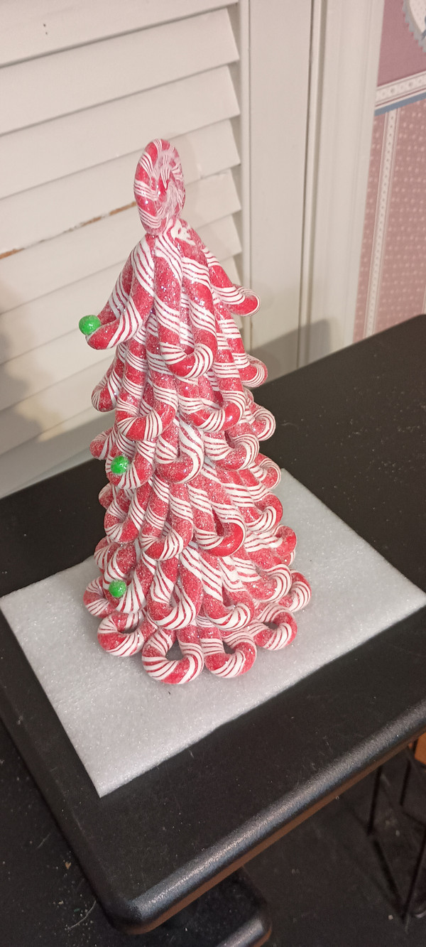 BYERS CHOICE CAROLERS ACCESSORY- RED CANDY CANE TREE-NEW- 2025