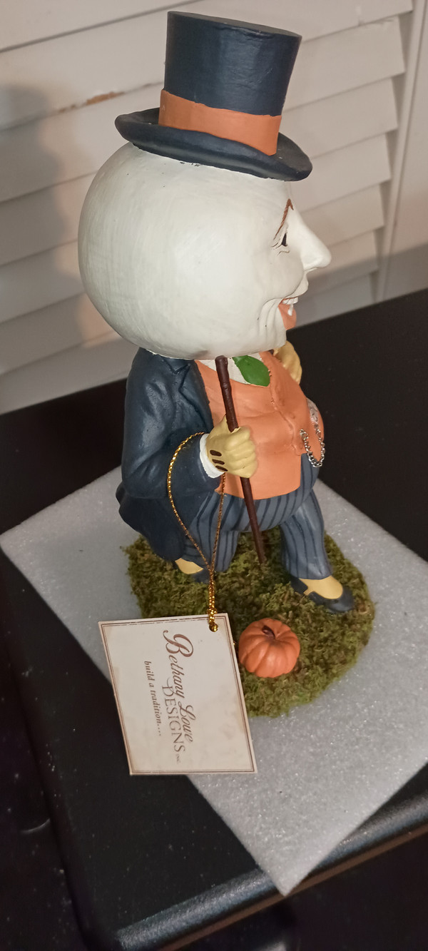 BETHANY LOWE HALLOWEEN-2025 FIGURINE- MR. HARVEY MOON MAN-NEW