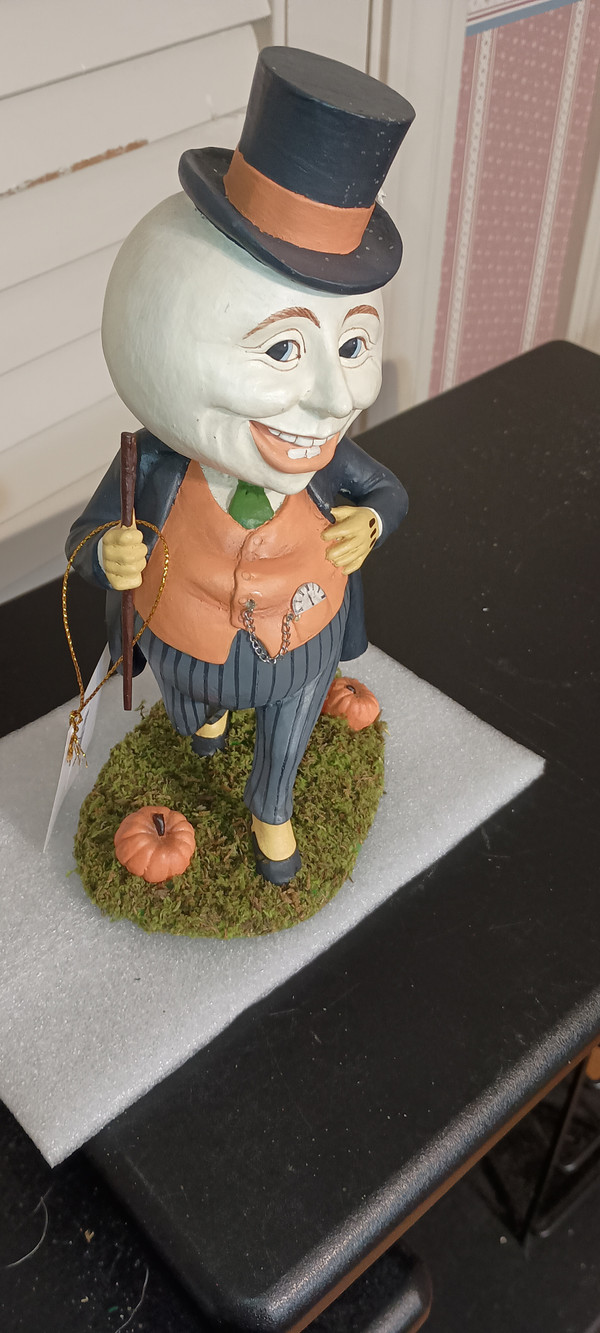 BETHANY LOWE HALLOWEEN-2025 FIGURINE- MR. HARVEY MOON MAN-NEW