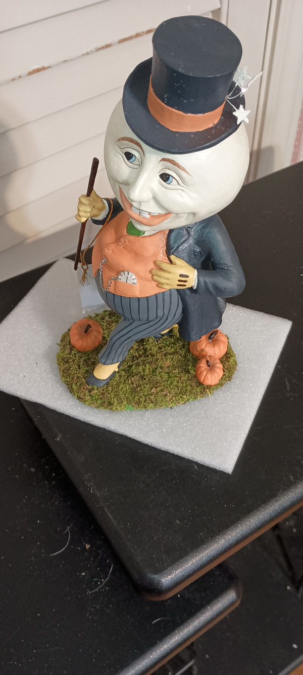 BETHANY LOWE HALLOWEEN-2025 FIGURINE- MR. HARVEY MOON MAN-NEW