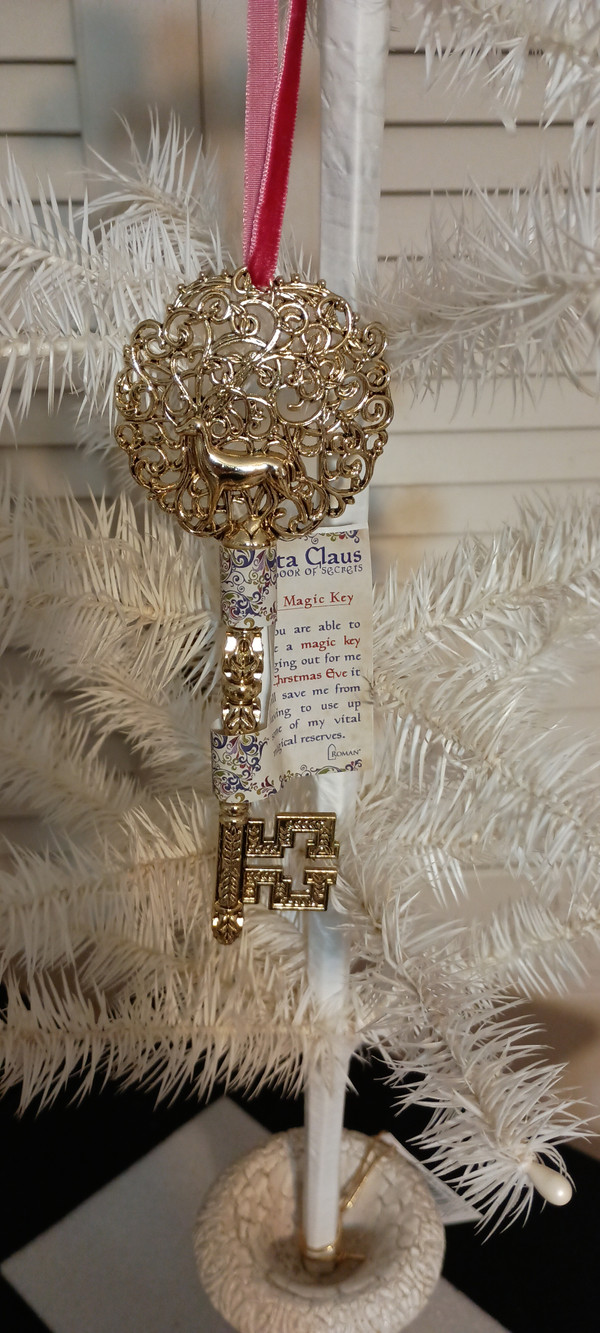ROMAN- 2021-SANTA CLAUS BOOK OF SECRETS KEY ORNAMENT-NEW IN PACKAGE.