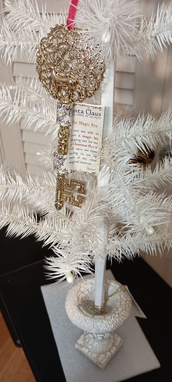 ROMAN- 2021-SANTA CLAUS BOOK OF SECRETS KEY ORNAMENT-NEW IN PACKAGE.