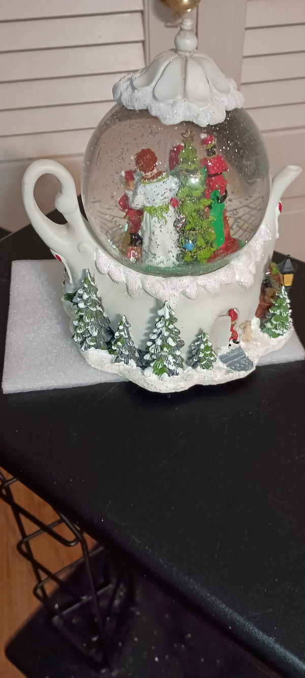 ROMAN- MUSICAL LED 120MM GLITTER DOME SWIRL-SANTA & MRS. CLAUS. NEW IN BOX.