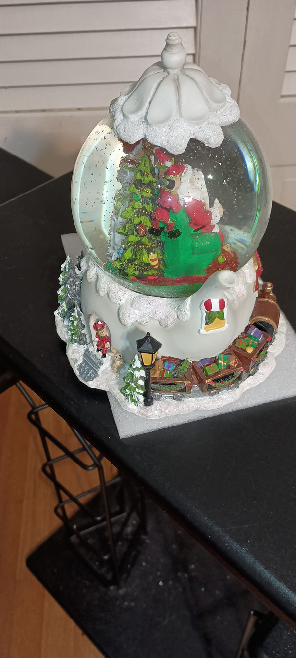 ROMAN- MUSICAL LED 120MM GLITTER DOME SWIRL-SANTA & MRS. CLAUS. NEW IN BOX.