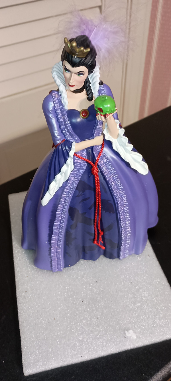 DISNEY SHOWCASE-ROCOCO FIGURINE-EVIL QUEEN-NEW IN BOX
