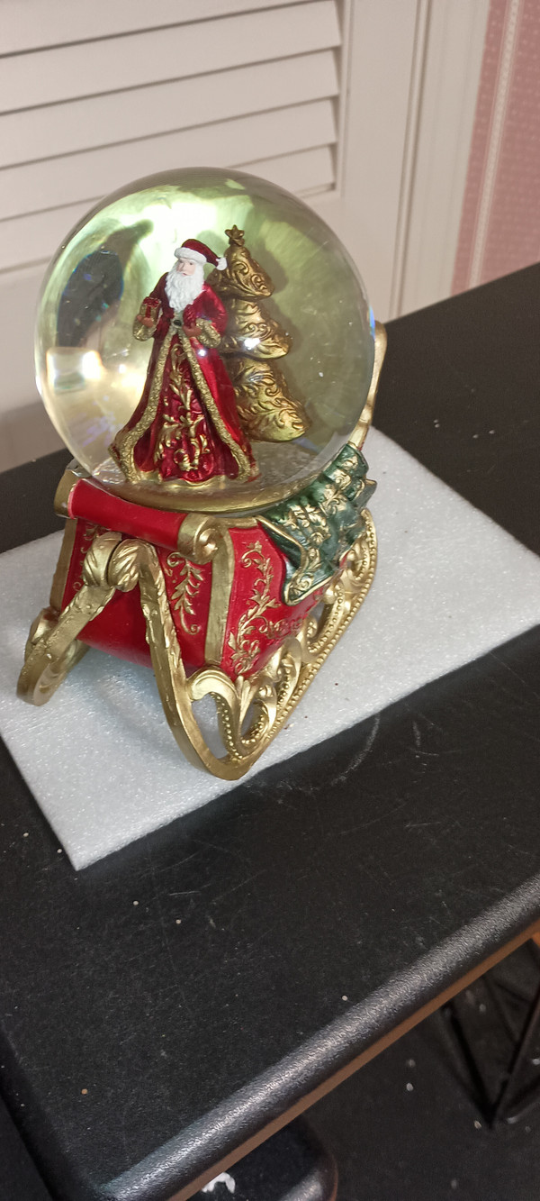 ROMAN-MUSICAL 100MM GLITTERDOME-SANTA ON SLEIGH-NEW IN BOX