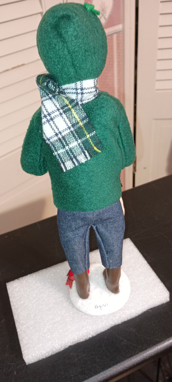 BYERS CHOICE  CAROLER-2022-MAN WITH CARDINALS-NEW