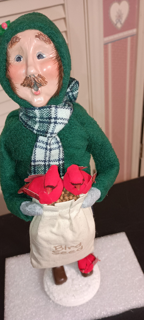 BYERS CHOICE  CAROLER-2022-MAN WITH CARDINALS-NEW