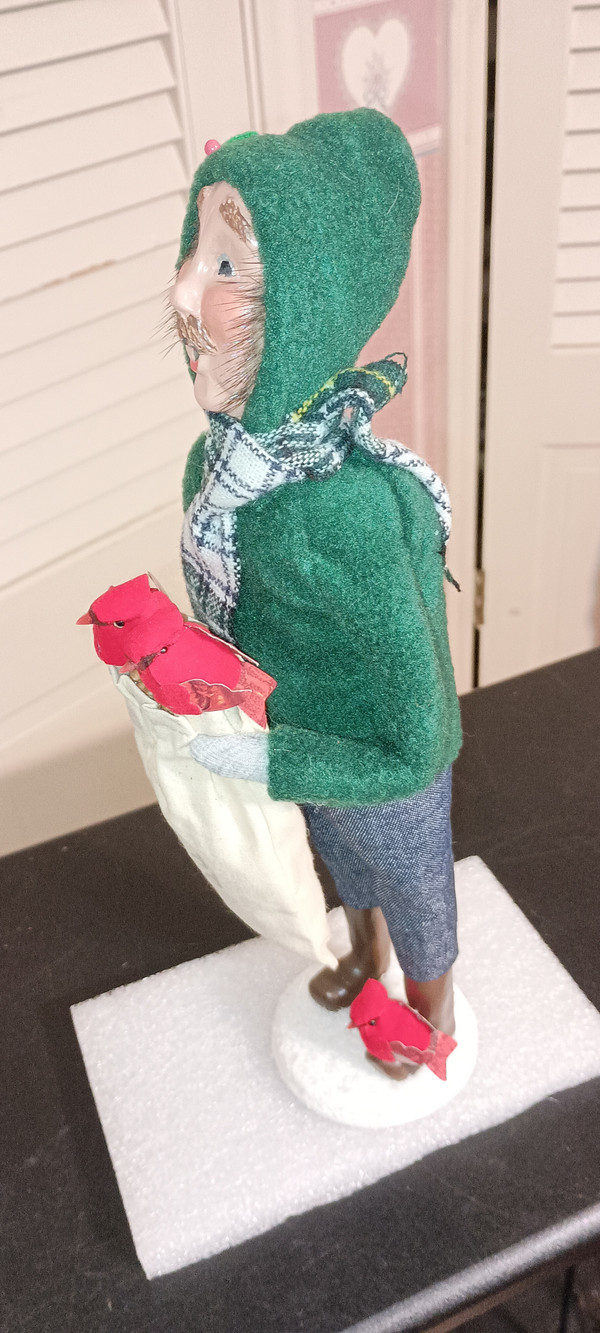 BYERS CHOICE  CAROLER-2022-MAN WITH CARDINALS-NEW