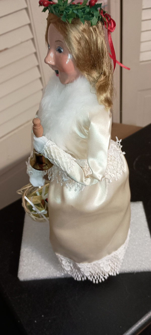 BYERS CHOICE CAROLER-2024-CHRISTKIND-NEW