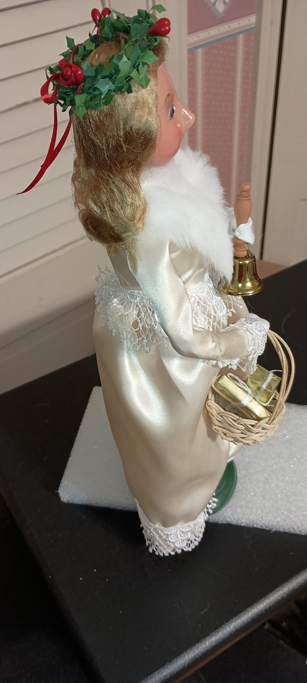 BYERS CHOICE CAROLER-2024-CHRISTKIND-NEW