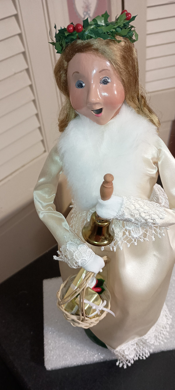 BYERS CHOICE CAROLER-2024-CHRISTKIND-NEW