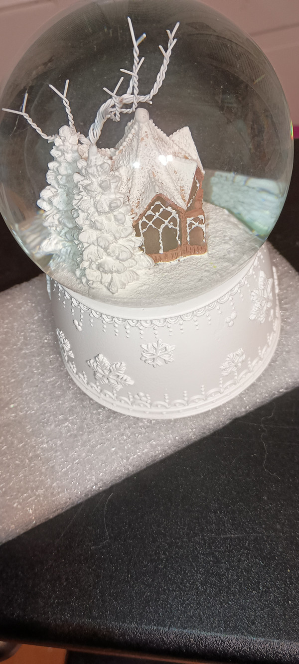 ROMAN-LED GINGERBREAD HOUSE GLITTERDOME-NEW IN BOX