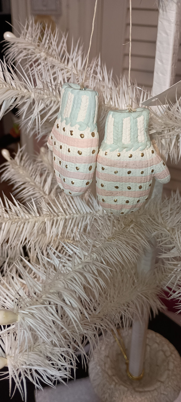 BETHANY LOWE-PASTEL WINTER FUZZY MITTENS-NNEW