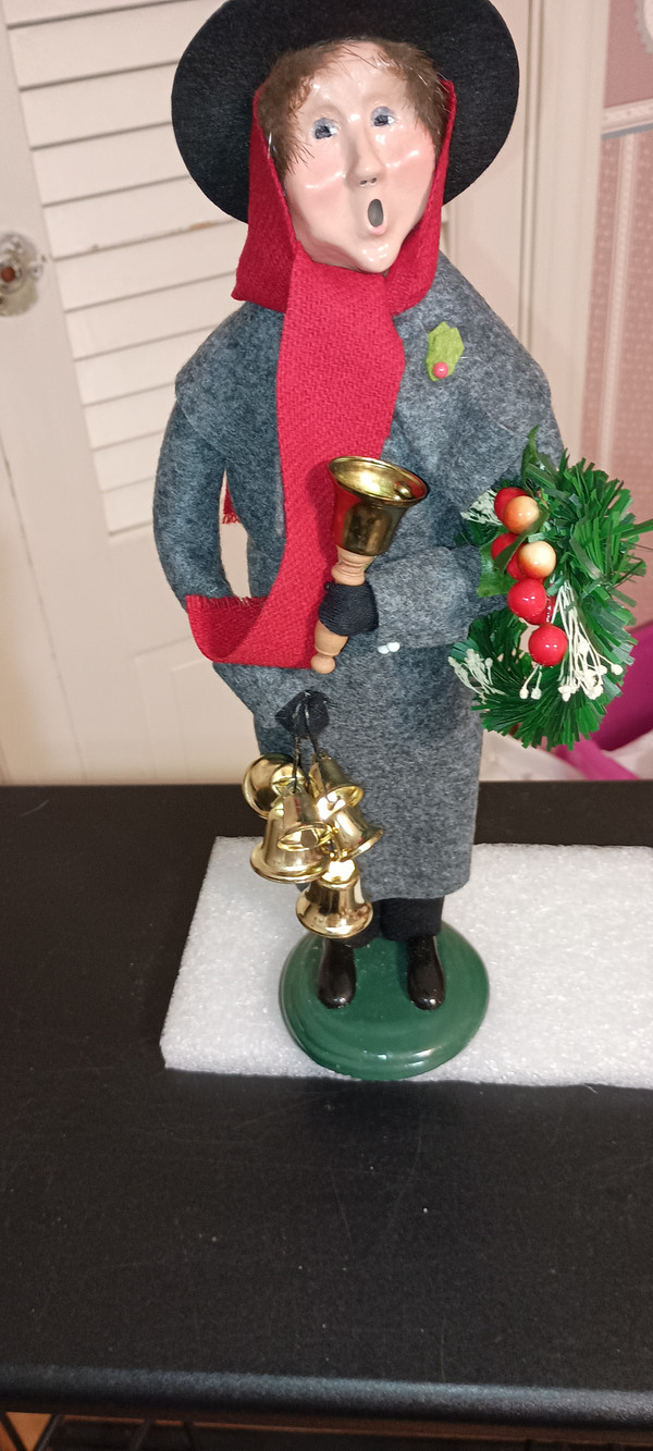 BYERS CHOICE 2024 CAROLER-MAN WITH BELLS-NEW