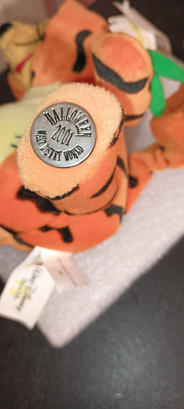 WALT DISNEY WORLD-2001 HALLOWEEN BEAN BAG PLUSH-WINNIE THE POOH DRESSED AS TIGGER-NEW WITH TAGS