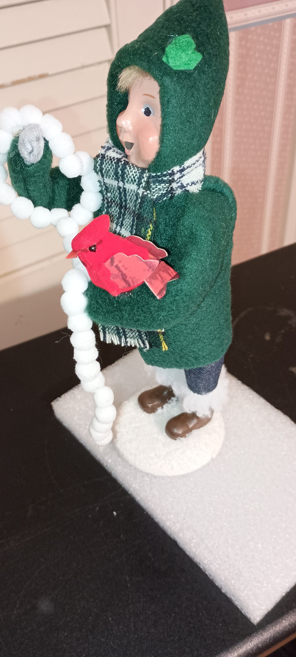 BYERS CHOICE-2022 CAROLER-BOY WITH CARDINALS-NEW