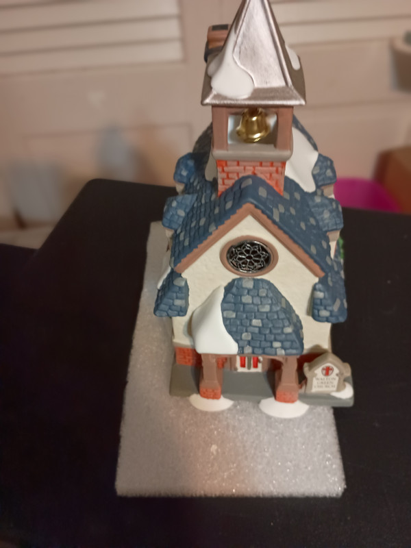 DEPT. 56 NEW ENGLAND VILLAGE PORCELAIN BUILDING WITH LIGHT CORD-WALTON GREEN CHURCH