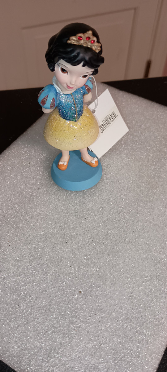 DISNEY SHOWCASE GROWING UP FIGURINE- SNOW WHITE-NEW IN BOX