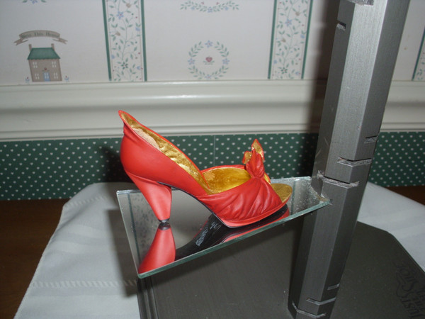 JUST THE RIGHT SHOE CLUB MEMBERS 2002 FIGURINE FIRE AND WATER-BOX/COA19.99