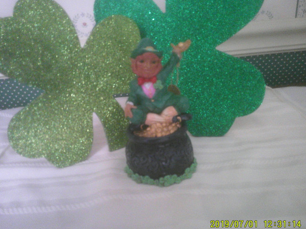 JIM SHORE -2022 IRISH FIGURINE;LEPRECHAUN ON POT OF GOLD-NEW-