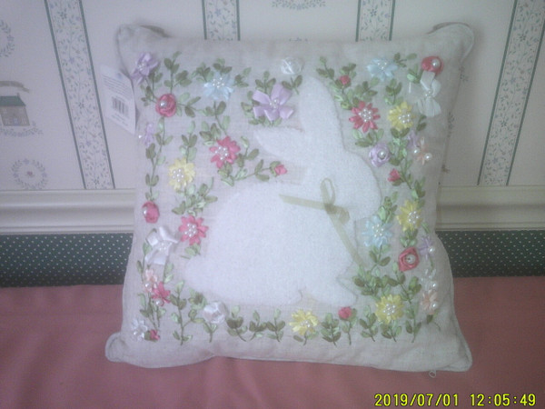 C&F GARDEN BUNNY TUFTED & RIBBON ART PILLOW-NEW