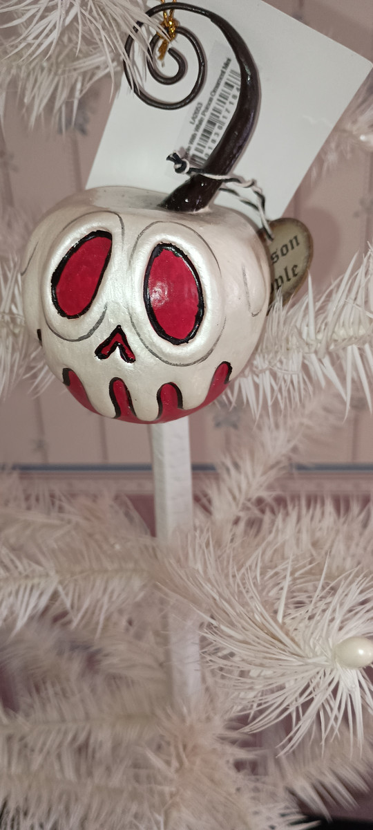 BETHANY LOWE-LEE ANN KRESS MINI HALLOWEEN ORNAMENT-RED APPLE WITH WHITE POISON-NEW 2023