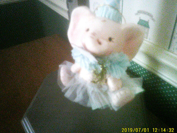 BETHANY LOWE-MICHELLE ALLEN-WHITE ELEPHANTSALE FIGURINE