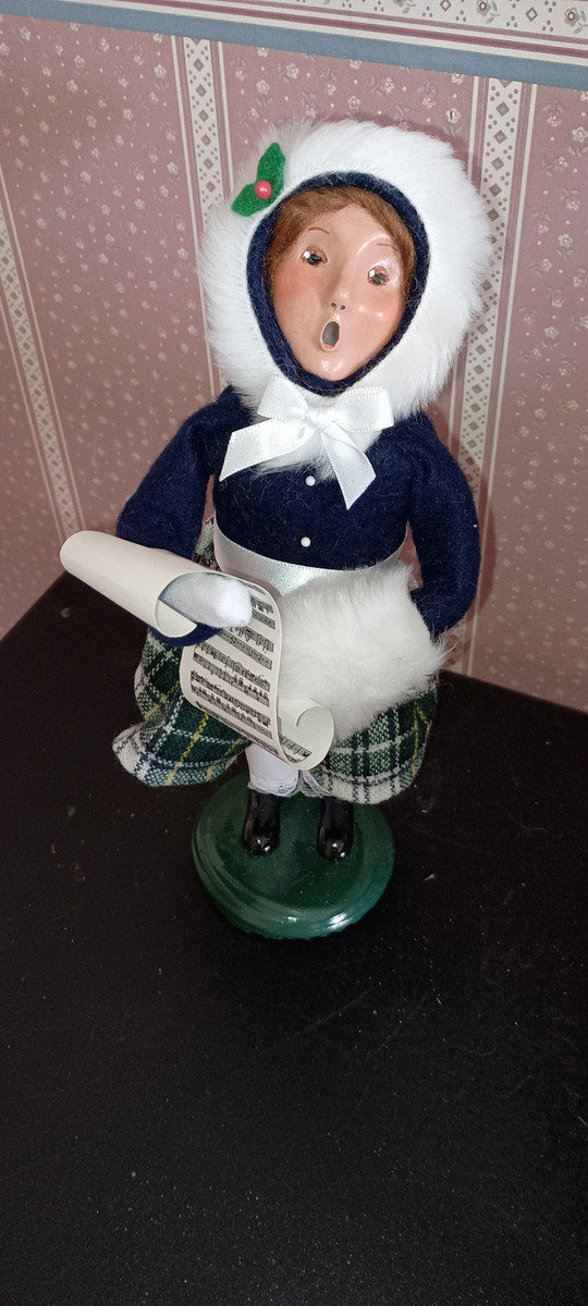 BYERS CHOICE CAROLER-YARDLEY FAMILY-GIRL-NEW-2022