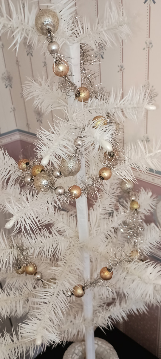 BETHANY LOWE-2022-HOLIDAY-SILVER & GOLD GLASS BEAD GARLAND-6' LONG-NEW IN PACKAGE