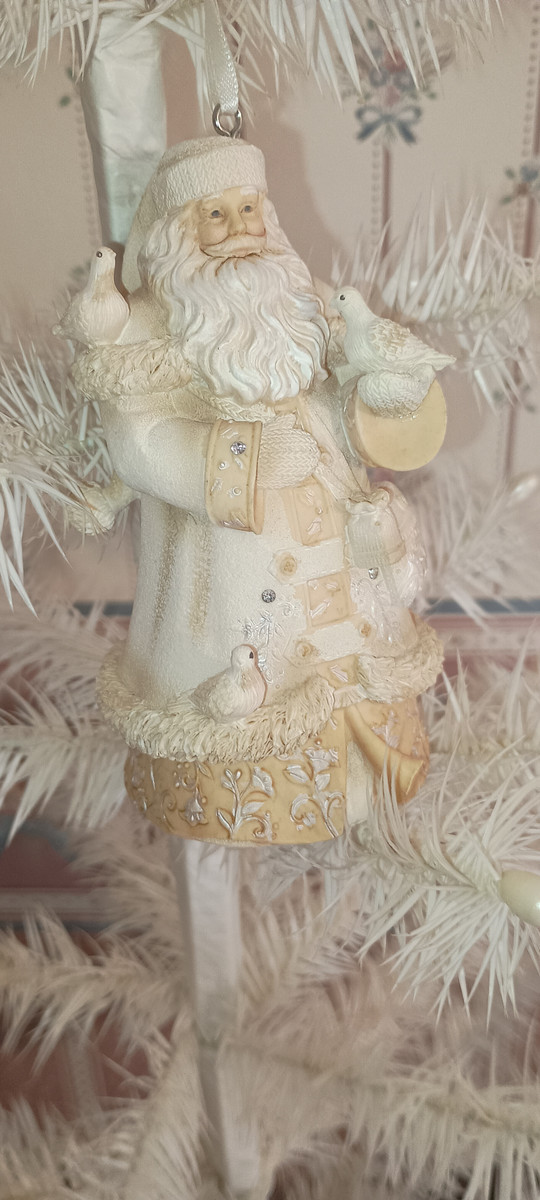 HEART OF CHRISTMAS-2018-SANTA ORNAMENT-PEACE ON EARTH-NEW IN BOX