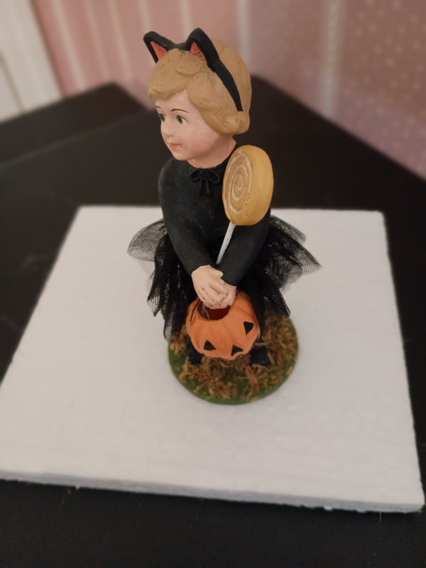 BETHANY LOWE HALLOWEEN FIGURINE- KAT GIRL-NEW