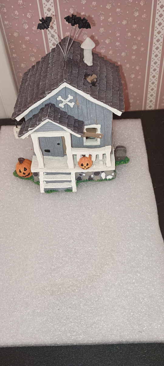 TAILS WITH HEART=HALLOWEEN FIGURE-HAUNTED SHACK-LIGHTS UP-NEW 2022