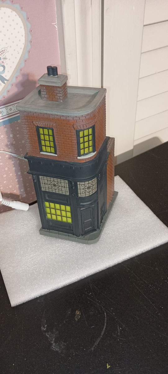 DEPT. 56-HARRY POTTER VILLAGE- THE LEAKY CAULDRON-NEW IN BOX