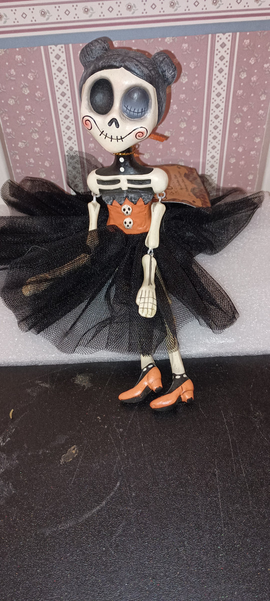 BETHANY LOWE-2024-LEE ANN KRESS HALLOWEEN FIGURE- VIVIAN SKULLGRAVR-NEW